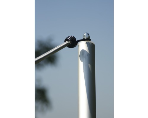 Detailansicht eines Zaunpfostens mit Seilzug und Befestigungselementen