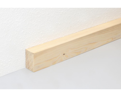 Kantholz aus Holz an Wand und Boden