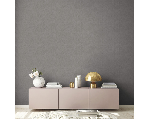 Wohnzimmer mit Kommode, Lampe und Dekoration