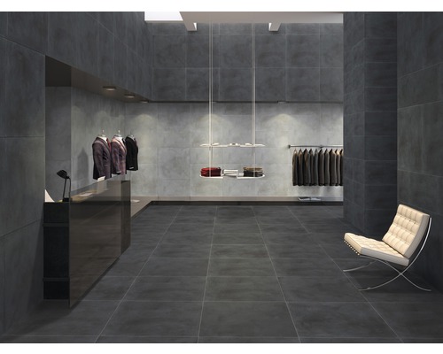 Modernes Interieur mit dunklen Fliesen an Boden und Wänden, Kleiderständer und Sitzgelegenheit.