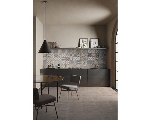 Küche mit Bodenfliesen, Küchenzeile und Esstisch mit Stühlen.