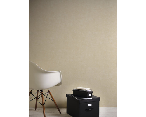 Wohnraum mit beiger Vliestapete, Stuhl und schwarzen Aufbewahrungsboxen