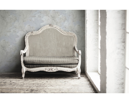 Dekoratives Sofa im Vintage Stil mit Polsterung vor einer Wand