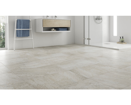 Modernes Badezimmer mit hellen Bodenfliesen, Dusche und Waschtisch