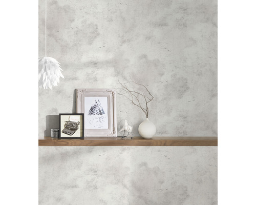 Dekoratives Interieur mit Mustertapete, Regal und Wohnaccessoires.