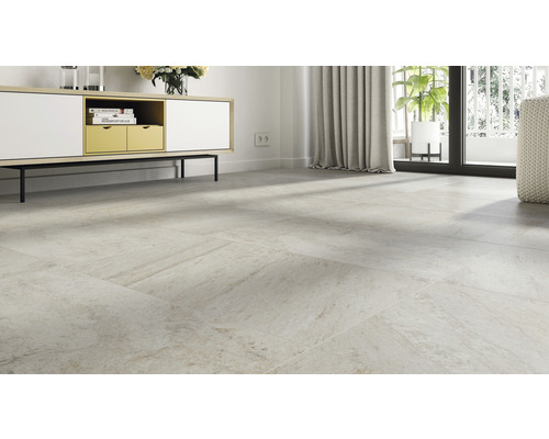 Heller Raum mit verlegten Bodenfliesen, einem Sideboard und einem Fenster.