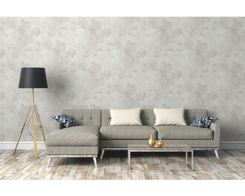 Wohnzimmer mit Sofa, Stehlampe und Couchtisch