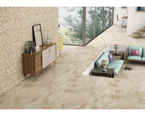 Innenraum mit Bodenfliesen und Mosaikwand für Wohnraumgestaltung