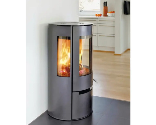 Kaminofen mit Brennholz im Wohnzimmer