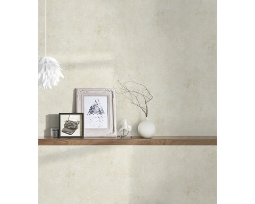 Dekorative Wandgestaltung mit gemusterter Tapete und Wohnaccessoires auf einem Holzregal