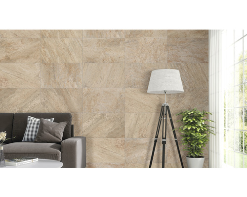 Wohnzimmer mit Wandfliesen in Steinoptik, Stehlampe und Sofa