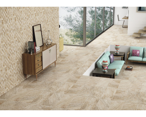 Heller Wohnraum mit Bodenfliesen, Wohnzimmermöbeln und großem Fenster