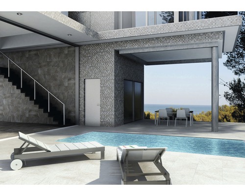 Außenbereich mit Schwimmbad, Liegestühlen und Steintreppe