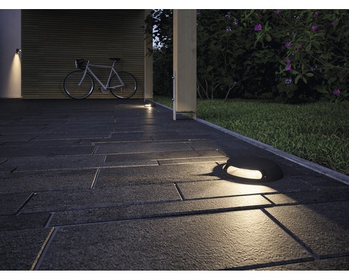 Außenbereich mit Bodenstrahler und Fahrrad