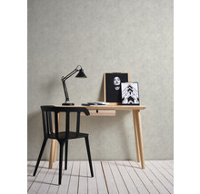 Schreibtisch mit Lampe, Stuhl und Dekoration für einen hellen Arbeitsbereich