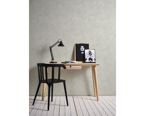 Schreibtisch mit Lampe, Stuhl und Dekoration für einen hellen Arbeitsbereich