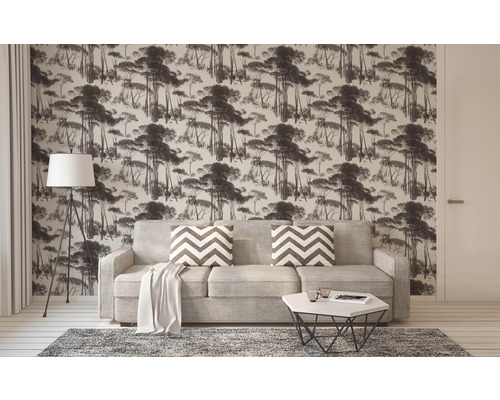 Wohnzimmer mit Sofa, Stehlampe und Tapete mit Waldmuster