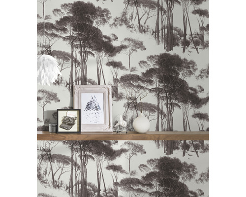 Tapete mit Waldmotiv in einem Raum mit Regal
