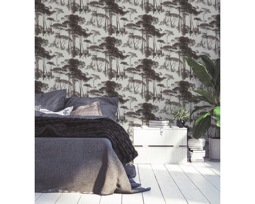 Schlafzimmer mit Tapete mit Waldmuster, Bett, Nachttisch und Zimmerpflanze