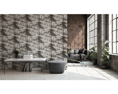 Wohnzimmer mit Tapete mit Baumdesign, Tisch, Hocker und Sofa