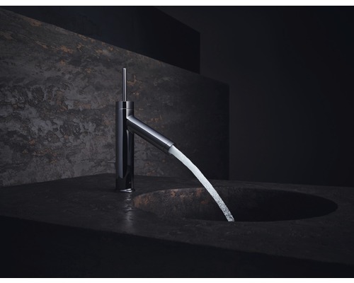 Wasserhahn aus Metall mit fließendem Wasser in ein Waschbecken