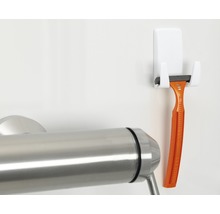 Rasierer mit Halterung an der Wand