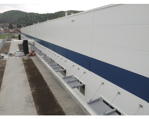 Industriegebäude mit Fassade und Fensterläden