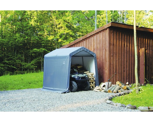 Überdachung mit Quad und gestapeltem Holz im Freien