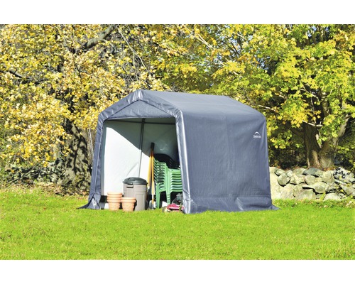 Gartenzelt mit Gartengeräten und Gartenmöbeln auf Rasen