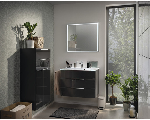 Modernes Badezimmer mit schwarzem Waschtischunterschrank, Spiegelschrank und Hochschrank