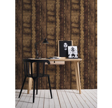 Arbeitszimmer mit Schreibtisch, Stuhl und Tapete im Industrie Design