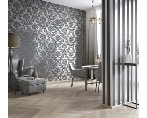 Wohnzimmer mit floral gemusterter Tapete und gestreifter Tapete