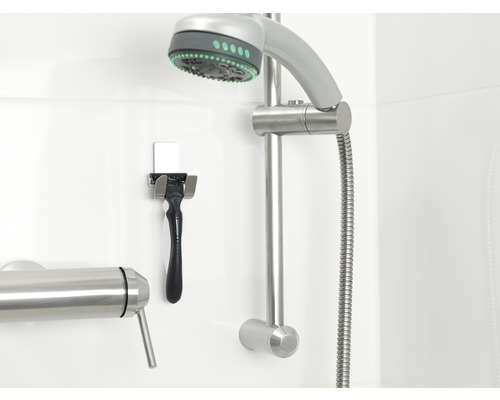 Duschkopf, Duschstange, Armatur und Rasierer mit Halterung im Badezimmer