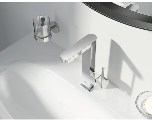 Modernes Badezimmerwaschbecken mit Armatur, Zahnputzbecher und Seifenschale