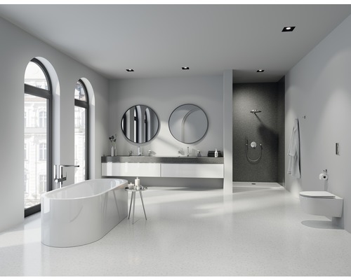 Helles Badezimmer mit Badewanne, Waschtisch mit zwei Waschbecken und Dusche