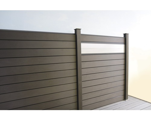 Sichtschutzzaun aus Kunststoff mit Dekorelement