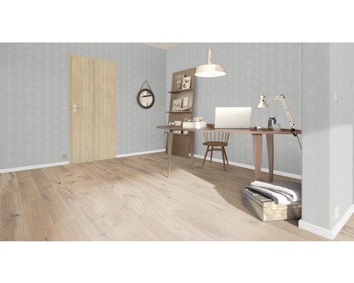 Helles Arbeitszimmer mit Holztür, Schreibtisch und Büromöbeln