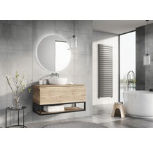 Modernes Badezimmer mit Waschtisch, Spiegel mit Beleuchtung, Heizkörper und Badewanne.