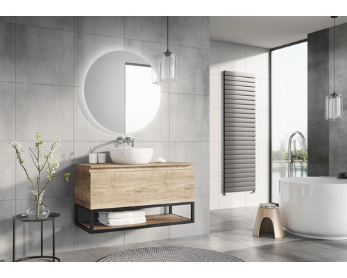 Modernes Badezimmer mit Waschtisch, Spiegel mit Beleuchtung, Heizkörper und Badewanne.