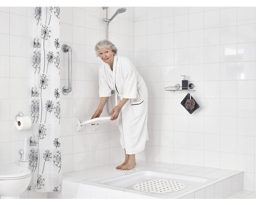 Badezimmer mit Dusche, Duschvorhang, Haltegriff und Duschsitz für mehr Sicherheit