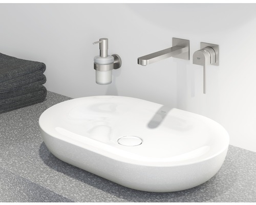 Aufgesetztes Waschbecken im Badezimmer mit Armatur und Seifenspender