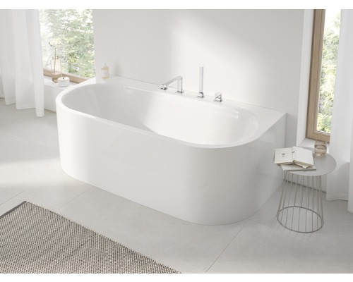 Freistehende Badewanne in einem hellen Badezimmer mit Fenster