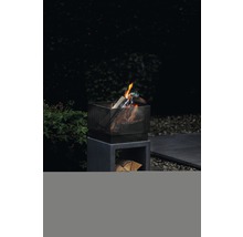 Feuerstelle aus Metall mit Holzscheiten