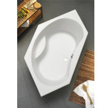 Eckbadewanne im Badezimmer mit Holzregal und Badematte