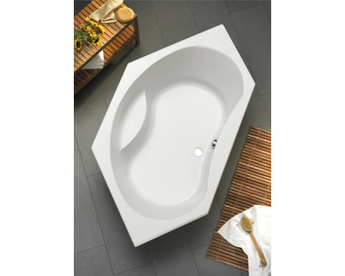 Eckbadewanne im Badezimmer mit Holzregal und Badematte