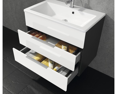 Waschtischunterschrank mit zwei offenen Schubladen und diversen Badartikeln