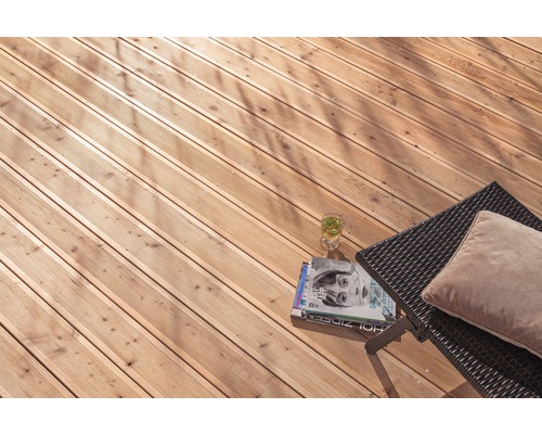 Holzterrasse mit Riffelstruktur und Gartenmöbeln