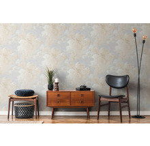 Wohnzimmer mit Wolkentapete, Holzmöbeln und Stehlampe