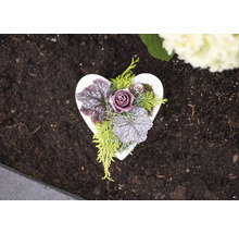 Herzförmiges Grabgesteck mit Rose und Blättern