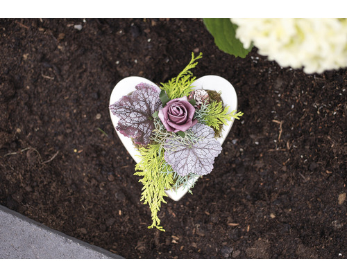Herzförmiges Grabgesteck mit Rose und Blättern